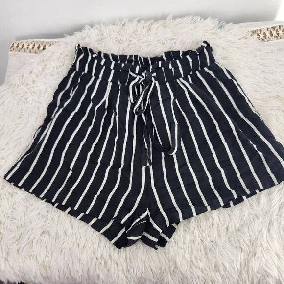 Ambiance Apparel Black White Pinstripe Dress Shorts Women's Size Small - Picture 1 of 8